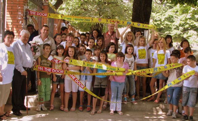 Femije dhe vullnetare te The Door vendosin shiritin kujdes femijet ne rrethimin e nderteses se prefektures Shkoder 30 Maj 2008