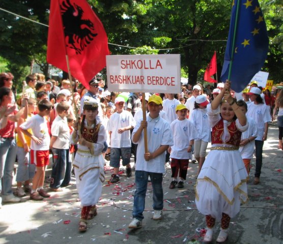 Femije te shkolles Berdice, marshhi i krenarise se Shkdres, 31 Maj 2008 para nderteses se prefektures, Shkoder